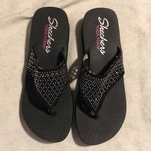Skechers yoga foam sparkly thong flip flops